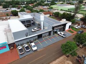 an overhead view of a building with cars parked outside at Hotel Miranda Maracaju in Maracaju
