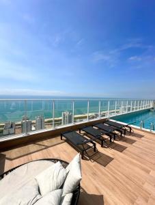 a balcony with a view of the beach and the ocean at Infinity 1302 - Piscina, Academia e Praia a Poucos Passos in Vila Velha