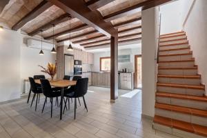 a kitchen and dining room with a table and chairs at Hauzify I La Caseta in Santa Cristina d'Aro