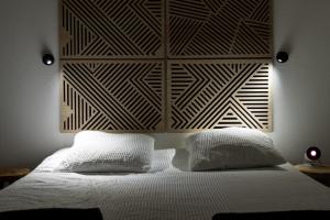 a bedroom with a bed with a wooden headboard at Ô Bon Vivre - Vidéo-projecteur, Wifi, Netflix inclut, Terrasse in Toulouse