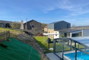 a villa with a swimming pool and a house at Villa Do Retiro in Dumbría
