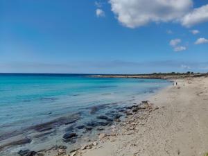 a view of the beach on a sunny day at Casa con veranda a 10 min dal mare in Lizzano