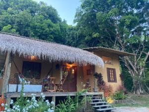 a small house with a thatched roof at Casa Filtro Morere in Cairu