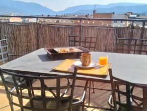 a table with a tray of food and two glasses of orange juice at ACOGEDOR ÁTICO DÚPLEX EN TREMP in Tremp