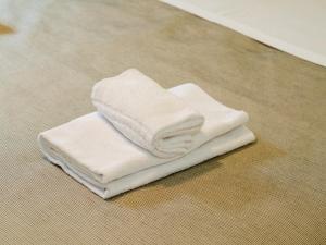 three white towels sitting on top of a counter at Casa Diego, Colico Centro Living in Colico