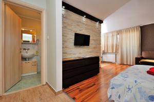 Televízia a/alebo spoločenská miestnosť v ubytovaní Studio Apartment in Sukosan I