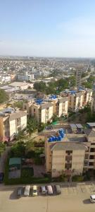 una vista aerea di una città con edifici e automobili di Highland Lodge a Karachi
