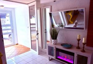 a living room with a fireplace and a mirror at Escape Caribeño in Levittown
