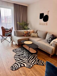 Ein Wohnzimmer mit Sofa und Zebrateppich in der Unterkunft Vista Izera in Świeradów-Zdrój + 37 Fotos