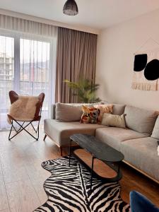 Ein Wohnzimmer mit Sofa und Zebrateppich in der Unterkunft Vista Izera in Świeradów-Zdrój