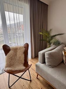 ein Wohnzimmer mit Sofa und Sessel in der Unterkunft Vista Izera in Świeradów-Zdrój