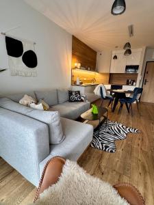 ein Wohnzimmer mit Sofa und Tisch in der Unterkunft Vista Izera in Świeradów-Zdrój