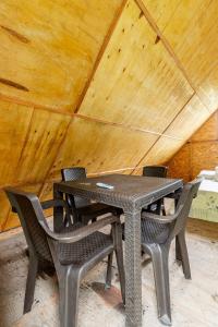 a table and chairs in a room with a wooden ceiling at La cabaña del Búho in Cali +68 photos