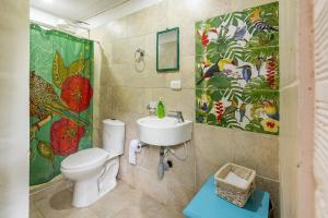a bathroom with a toilet and a sink at La cabaña del Búho in Cali
