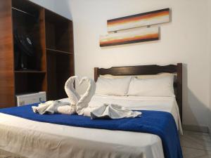 a bed with two swans sitting on top of it at Hotel Villa Real in Diamantina