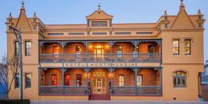 a building with a hotel australia on it at Hotel Australasia in Eden