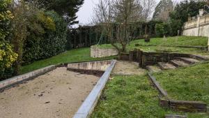 a garden with a plot of dirt and grass at Le Jardin Suspendu in Chivres