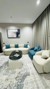 ein Wohnzimmer mit zwei Sofas und einem Tisch in der Unterkunft Highest End Hotel in Al-'Ula