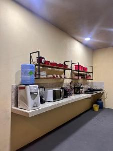 a kitchen with a counter with microwaves and appliances at Visão do Céu in Viçosa do Ceará