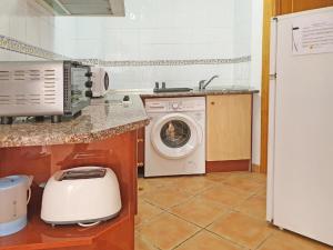 a kitchen with a washer and a washing machine at Turquesa Zon & Strand Carihuela in Torremolinos