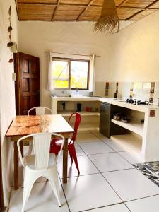 a kitchen with a table and chairs and a counter at Jambalau House in Lopes
