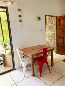 a dining room with a wooden table and two chairs at Jambalau House in Lopes