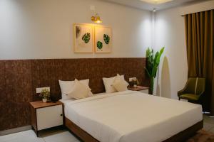 a bedroom with a large white bed in a room at Horizon Nest in Agatti