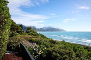 a path to the beach with a view of the ocean at Mangamaunu Cottage in Kaikoura +37 photos