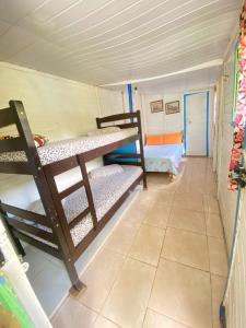 a room with two bunk beds in a room at Pousada e Hostel Cantinho dos Chalés in São Luiz do Paraitinga