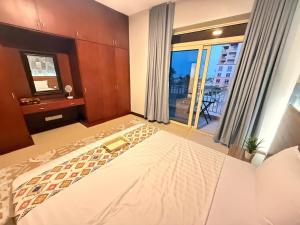 a bedroom with a large bed and a window at كيان ايقونة الشاطئ ｋａｙａｎ in King Abdullah Economic City +36 photos