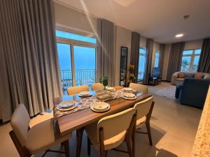a dining table and chairs in a living room at كيان ايقونة الشاطئ ｋａｙａｎ in King Abdullah Economic City