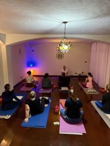 a group of people sitting in a room doing yoga at Casa Quarto 2 in Jaraguá do Sul