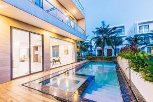 a swimming pool in the middle of a house at Villa FLC Sầm Sơn Thanh Hoá in Sầm Sơn