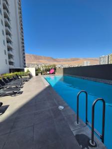a swimming pool on the side of a building at Apartment in Playa Brava Ocean View & SmartLock in Iquique