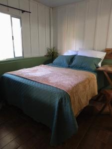 a large bed in a room with a window at Canto da restinga in Paranaguá