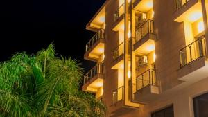 ein hohes Gebäude mit Lichtern an der Seite in der Unterkunft Hotel Rherssllah in Zaïo