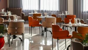 ein Esszimmer mit Tischen und Stühlen in der Unterkunft Hotel Rherssllah in Zaïo