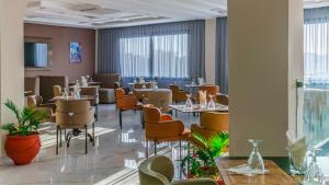 ein Restaurant mit Tischen und Stühlen in einem Raum in der Unterkunft Hotel Rherssllah in Zaïo