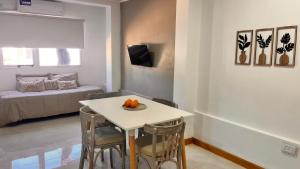 a living room with a table and chairs and a bed at Gris Urbano in Federación