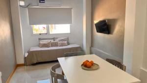 a small room with a table and a bed at Gris Urbano in Federación