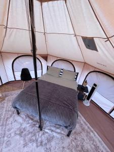a bed in a tent in a room at Eco Glamping Biosfera - Bahia Turquesa in La Ventana