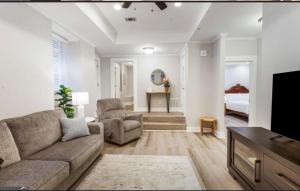 ein Wohnzimmer mit Sofa und Fernseher in der Unterkunft Savanna in Atlanta