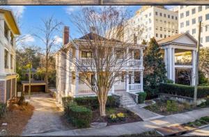 ein weißes Haus mit einem Baum im Vorgarten in der Unterkunft Savanna in Atlanta