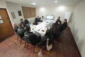 a group of people sitting around a table in a room at Posada El Remanso de Pueblo Nuevo in San Cristóbal
