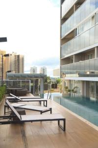 a view of the rooftop of a building with a swimming pool at Studio Premium - Bairro Nova Yorque Araçatuba in Araçatuba