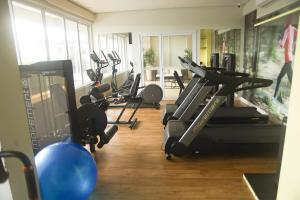 a gym with several treadmills and exercise bikes at Studio Premium - Bairro Nova Yorque Araçatuba in Araçatuba