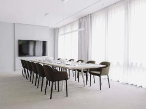 a conference room with a long table and chairs at PULLMAN Berlin Schweizerhof - City Center, Zoo und Kurfürstendamm in Berlin