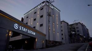 a building with a sign that reads sixty stay spain at sotam stay hotel in Taeam