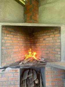 a brick oven with a fire in it at DEPARTAMENTO ENCANTO AMAZÓNICO Macas in Macas