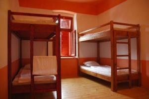 2 Etagenbetten in einem Zimmer mit Fenster in der Unterkunft Hullam Hostel in Révfülöp